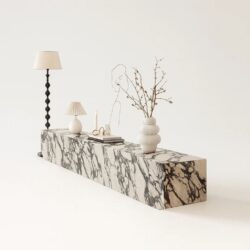 Galio elongated marble plinth